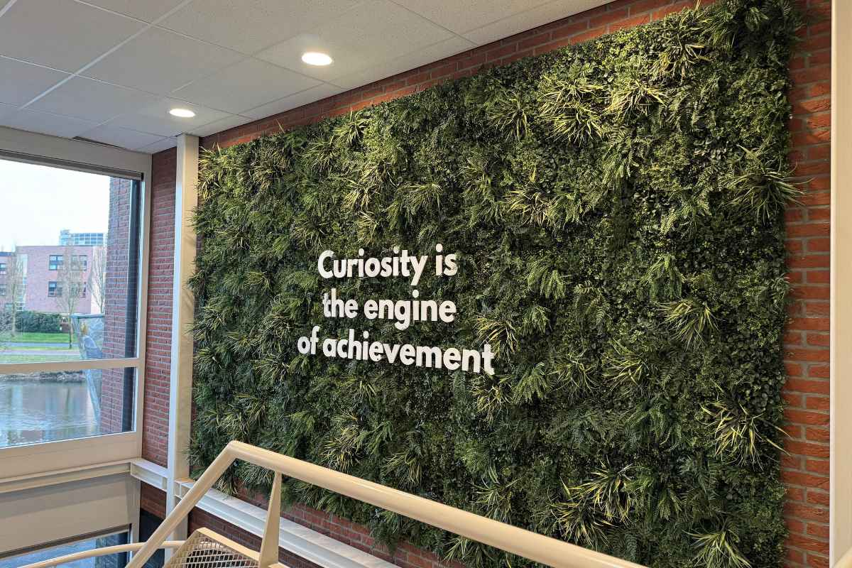 Plantenwanden op hoogte met logo bij Corlaer College in Nijkerk