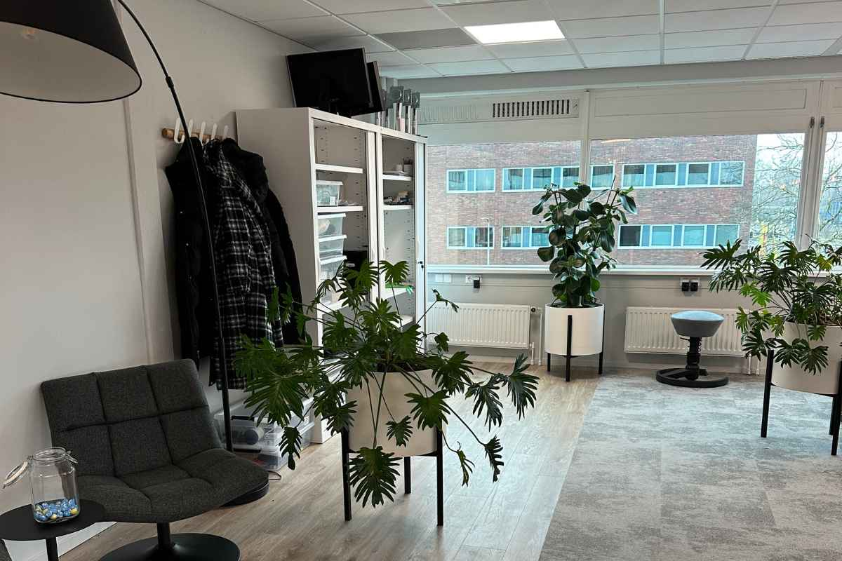 Open werkvloer met lage beplanting Open werkvloer met lage beplanting bij ADXpert in Ridderkerk